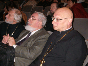 В зале заседаний, слева направо: прот. Александр Борисов, Павел Мень, прот. Владимир Архипов